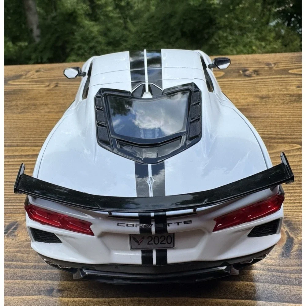 2020 Chevrolet Corvette Stingray C8 White Black Stripe 1:18 Maisto Diecast
